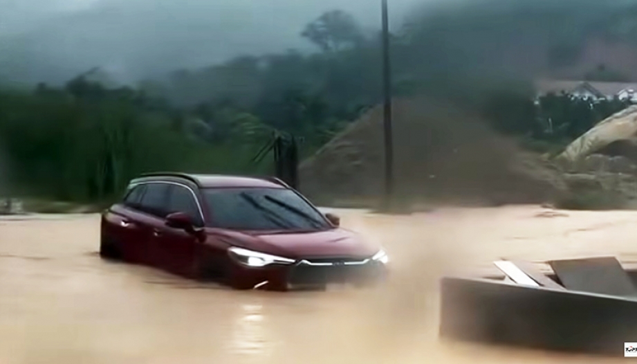 Clip: Chúc mừng bác Toyota Corolla Cross bơi nhanh, thoát dòng nước lũ trong gang tấc.
