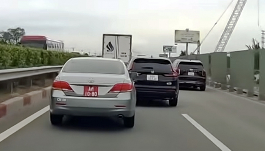 Clip: Các bác đếm giúp cho tay Honda CR-V này xem hết bao nhiêu tiền phạt