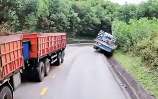 Clip TNGT: Nói không mê tín chứ bác đầu kéo này quả báo đến nhanh quá nhanh