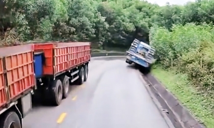 Clip TNGT: Nói không mê tín chứ bác đầu kéo này quả báo đến nhanh quá nhanh