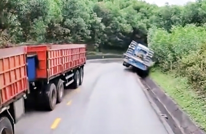 Clip TNGT: Nói không mê tín chứ bác đầu kéo này quả báo đến nhanh quá nhanh