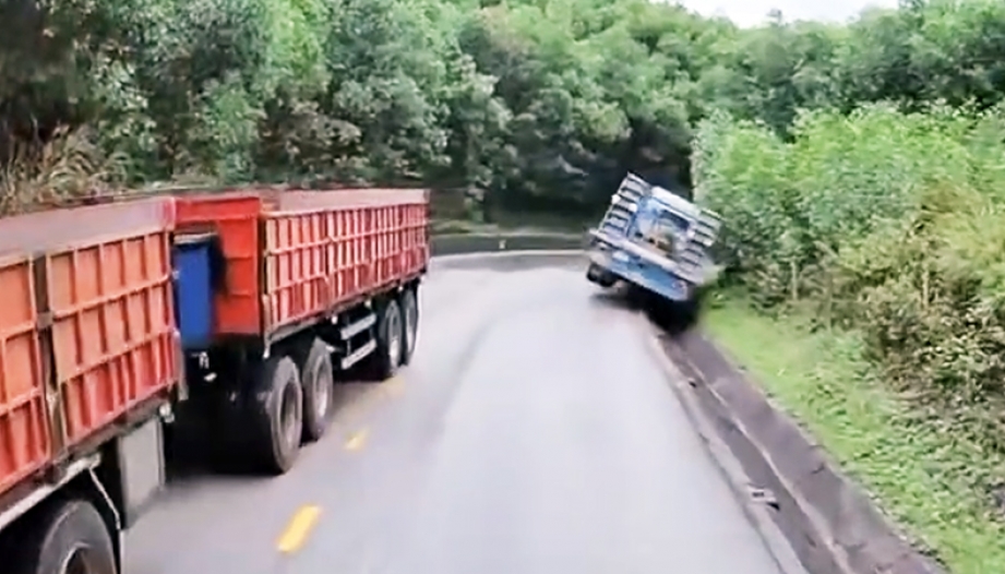 Clip TNGT: Nói không mê tín chứ bác đầu kéo này quả báo đến nhanh quá nhanh