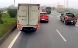 Clip TNGT: Các bác nhìn hộ xem lỗi do xe gắn cam hay do xe du lịch màu đỏ?