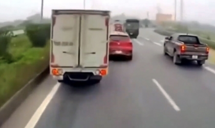 Clip TNGT: Các bác nhìn hộ xem lỗi do xe gắn cam hay do tài xế chiếc MG ZS màu đỏ?