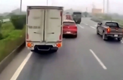 Clip TNGT: Các bác nhìn hộ xem lỗi do xe gắn cam hay do tài xế chiếc MG ZS màu đỏ?