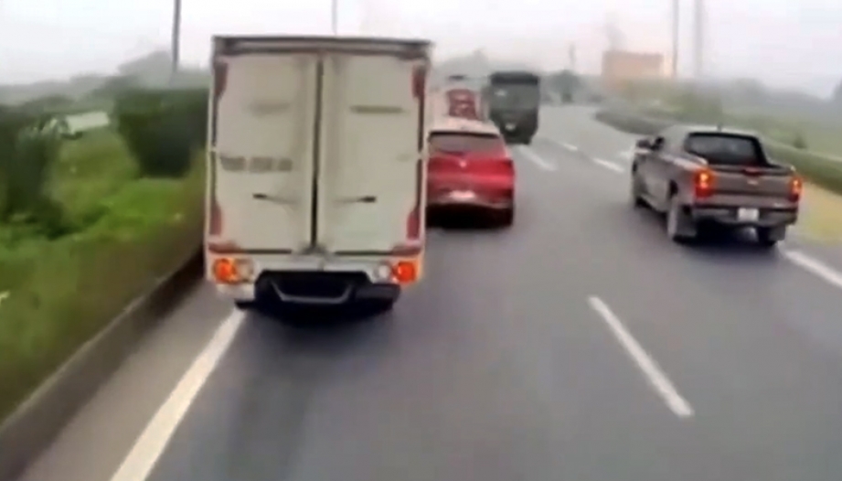 Clip TNGT: Các bác nhìn hộ xem lỗi do xe gắn cam hay do tài xế chiếc MG ZS màu đỏ?