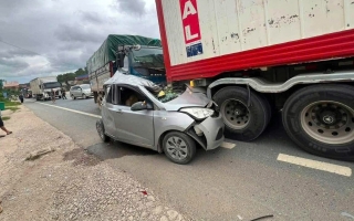 Clip TNGT: Tài xế Hyundai Grand i10 thoát chết không tưởng khi xe bị biến dạng hoàn toàn trong vụ tai nạn liên hoàn
