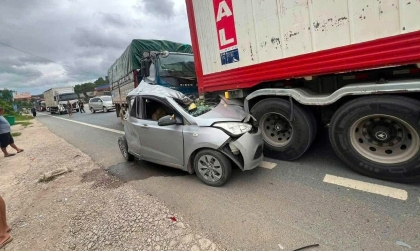 Clip TNGT: Tài xế Hyundai Grand i10 thoát chết không tưởng khi xe bị biến dạng hoàn toàn trong vụ tai nạn liên hoàn