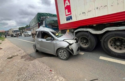 Clip TNGT: Tài xế Hyundai Grand i10 thoát chết không tưởng khi xe bị biến dạng hoàn toàn trong vụ tai nạn liên hoàn
