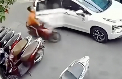 Clip TNGT: Mở cửa xe thế này khác gì ông Mitsubishi Xpander