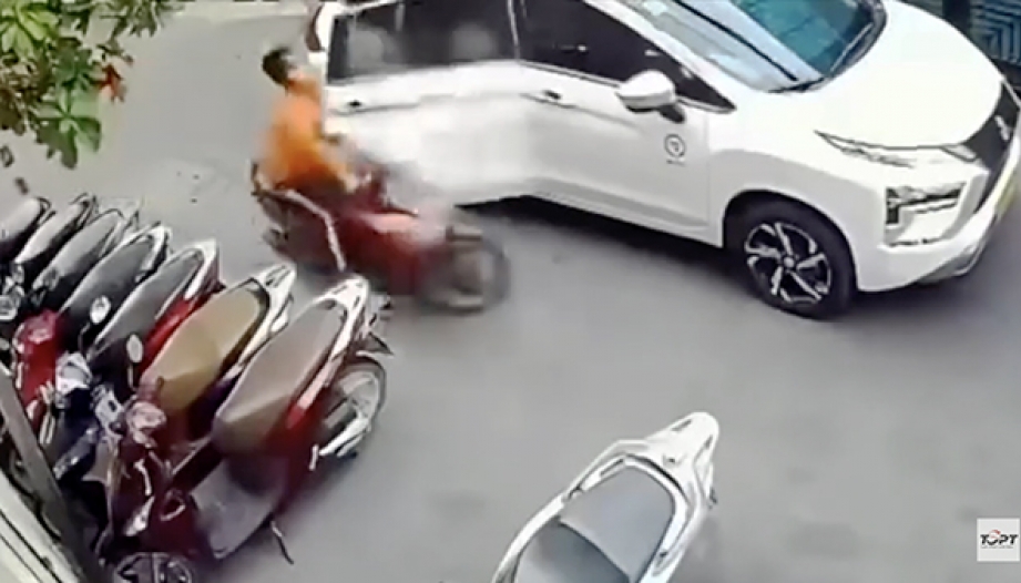 Clip TNGT: Mở cửa xe thế này khác gì ông Mitsubishi Xpander