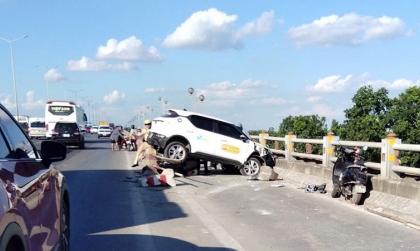 Clip TNGT: Không thể hiểu nổi ông taxi này làm sao lao được vào làn xe máy trên cầu Thanh Trì