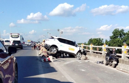 Clip TNGT: Không thể hiểu nổi ông taxi này làm sao lao được vào làn xe máy trên cầu Thanh Trì