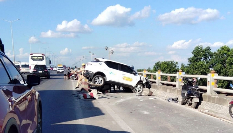 Clip TNGT: Không thể hiểu nổi ông taxi này làm sao lao được vào làn xe máy trên cầu Thanh Trì