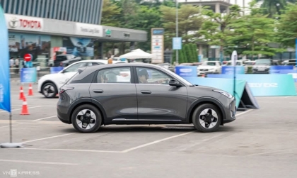 Geely EX2 có thể mở khóa cốp trước sau thế nào?
