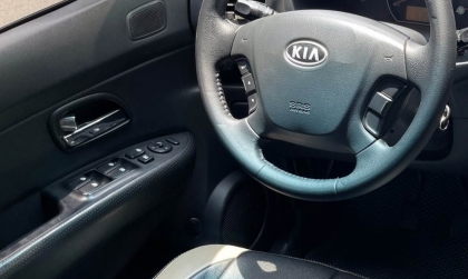 Có phải xe Kia Carens bị lỗi hạ cửa kính?