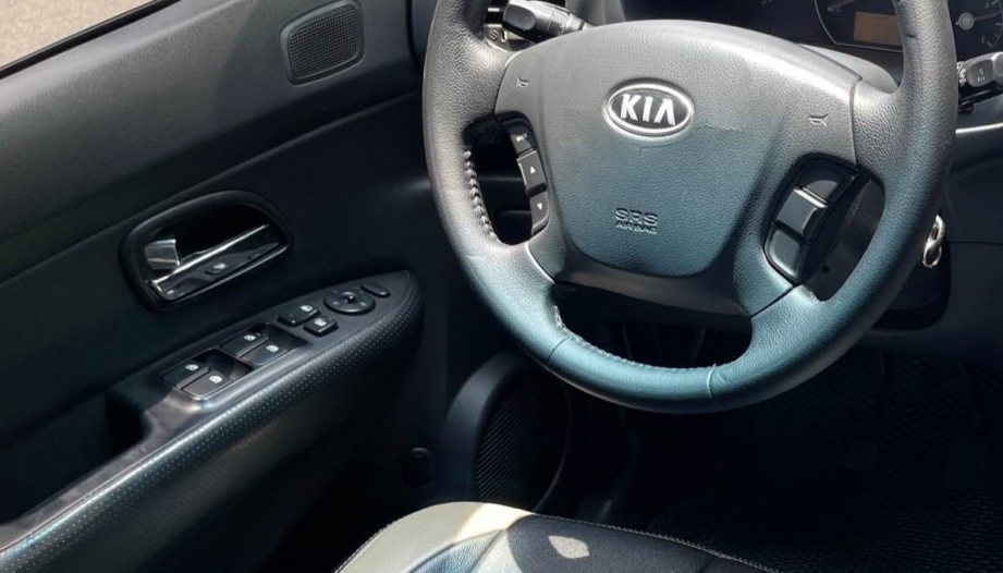 Có phải xe Kia Carens bị lỗi hạ cửa kính?