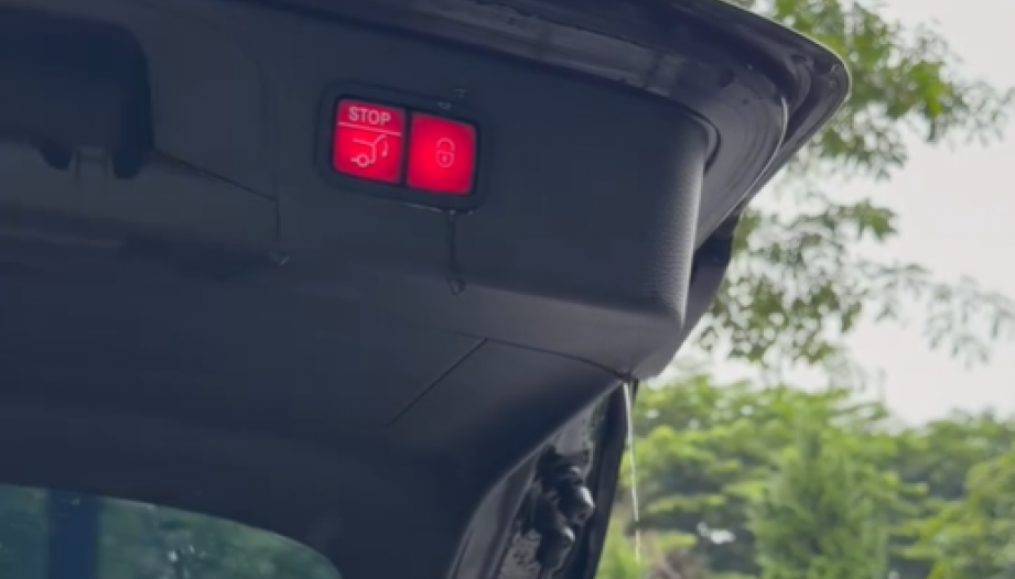 Không biết cốp xe GLC hở chỗ nào mà nước mưa cứ chảy thế này