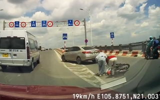Clip TNGT: Thời buổi này rồi mà ông Toyota Vios định bỏ chạy sau khi gây tai nạn