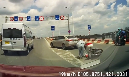 Clip TNGT: Thời buổi này rồi mà ông Toyota Vios định bỏ chạy sau khi gây tai nạn