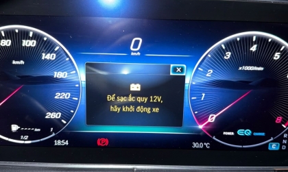 Đồng hồ xe GLC báo thế này có phải do ắc quy yếu?