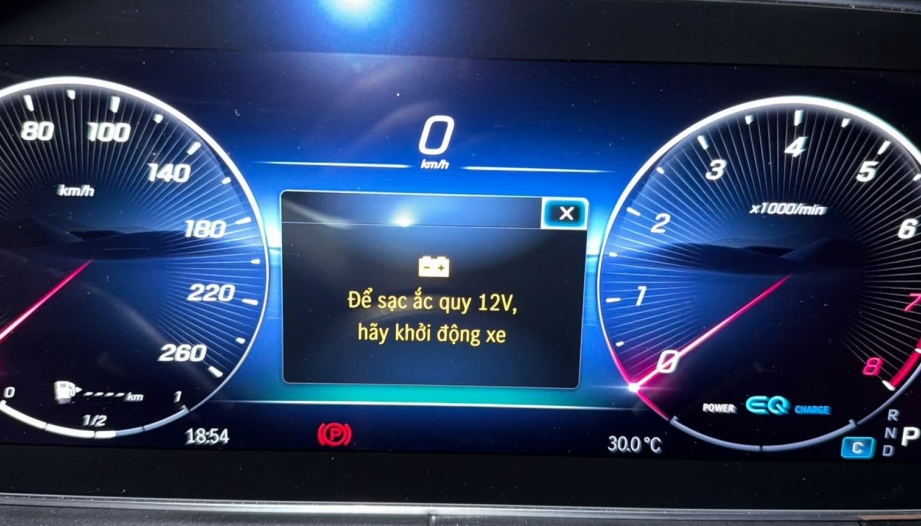 Đồng hồ xe GLC báo thế này có phải do ắc quy  yếu?
