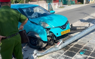 Ảnh TNGT: Đến cột điện thép còn bị quật đổ thì không biết ông tài xế phóng tốc độ bao nhiêu?