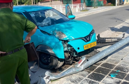 Ảnh TNGT: Đến cột điện thép còn bị quật đổ thì không biết ông tài xế phóng tốc độ bao nhiêu?