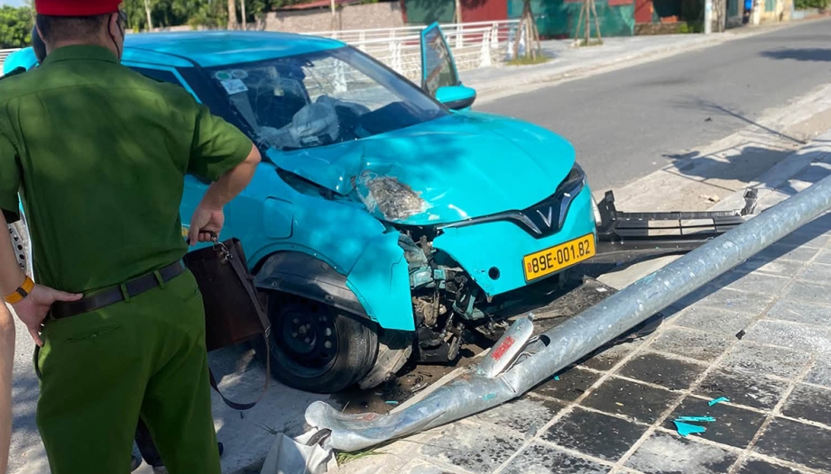 Ảnh TNGT: Đến cột điện thép còn bị quật đổ thì không biết ông tài xế phóng tốc độ bao nhiêu?
