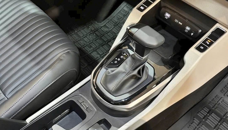 Xin tư vấn xe Kia Carens không về số P được