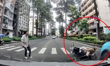 Clip TNGT: Điền vào chỗ trống, tài xế Xanh SM đâm ngã người phụ nữ đi xe máy
