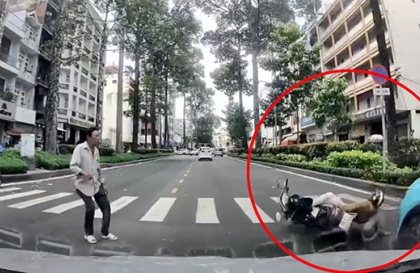 Clip TNGT: Điền vào chỗ trống, tài xế Xanh SM đâm ngã người phụ nữ đi xe máy