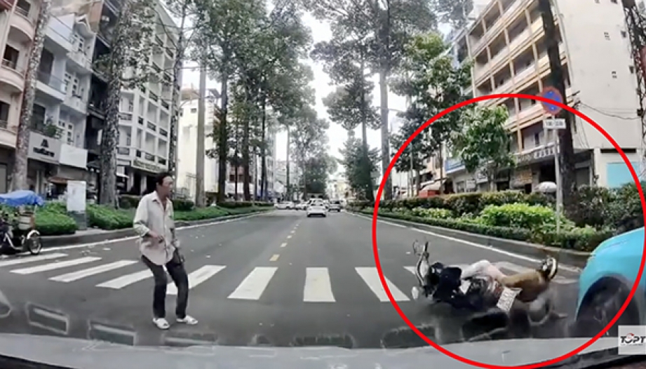 Clip TNGT: Điền vào chỗ trống, tài xế Xanh SM đâm ngã người phụ nữ đi xe máy