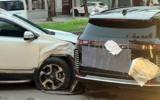 Ảnh TNGT: Nghi nổ lốp, Honda CR-V húc vào VinFast Lạc Hồng 900 LX