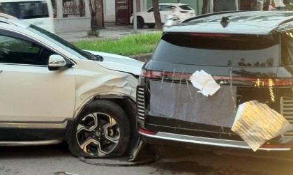  Ảnh TNGT: Nghi nổ lốp, Honda CR-V húc vào VinFast Lạc Hồng 900 LX