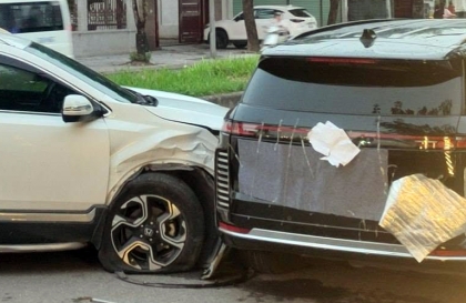 Ảnh TNGT: Nghi nổ lốp, Honda CR-V húc vào VinFast Lạc Hồng 900 LX