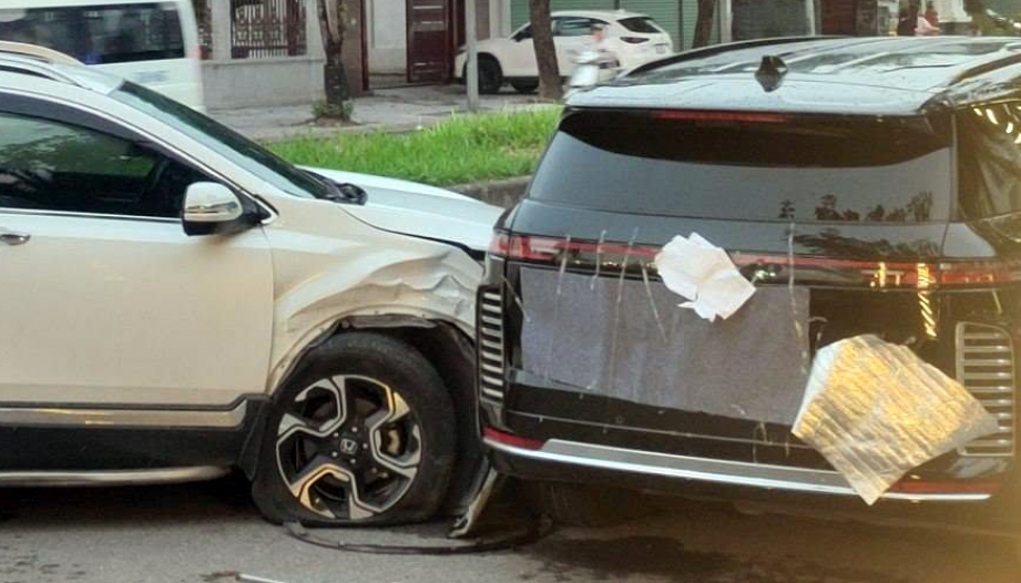  Ảnh TNGT: Nghi nổ lốp, Honda CR-V húc vào VinFast Lạc Hồng 900 LX