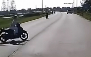 Clip TNGT: Bác tài nói năng hơi bị bậy bạ với phụ nữ nhé...