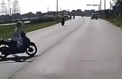  Clip TNGT: Bác tài nói năng hơi bị bậy bạ với phụ nữ nhé...