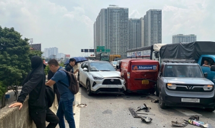 Ảnh TNGT: Tai nạn liên hoàn trên Vành đai 3 - chẳng hiểu các bác làm như nào mà ông EC van quay ngược 180 độ