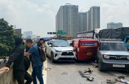 Ảnh TNGT: Tai nạn  liên hoàn trên  Vành đai 3 - chẳng hiểu các bác làm như nào mà ông EC van quay ngược 180 độ
