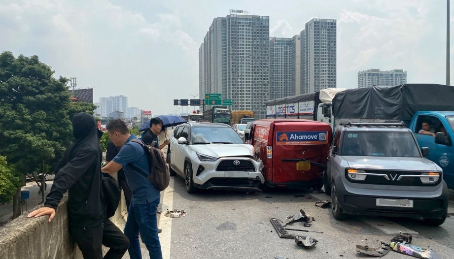 Ảnh TNGT: Tai nạn liên hoàn trên Vành đai 3 - chẳng hiểu các bác làm như nào mà ông EC van quay ngược 180 độ