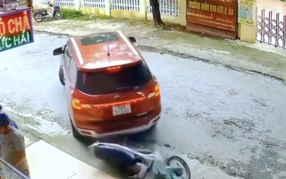 Clip TNGT: Này mà ông xe máy đùa dai, cúi đầu xuống gầm xe gọi ời ời thì ông tài xế Everest chắc ngất...