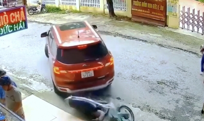 Clip TNGT: Này mà ông xe máy đùa dai, cúi đầu xuống gầm xe gọi ời ời thì ông tài xế Everest chắc ngất...