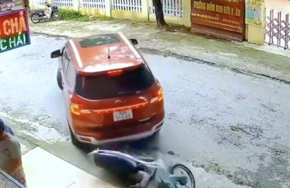 Clip TNGT: Này mà ông xe máy đùa dai, cúi đầu xuống gầm xe gọi ời ời thì ông tài xế Everest chắc ngất...