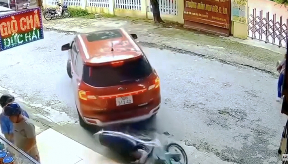 Clip TNGT: Này mà ông xe máy đùa dai, cúi đầu xuống gầm xe gọi ời ời thì ông tài xế Everest chắc ngất...