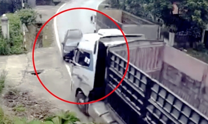 Clip TNGT: Không giữ khoảng cách an toàn, tài xế đầu kéo đến bỏ nghề khi đâm xe du lịch