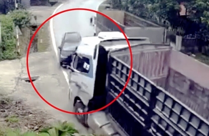  Clip TNGT: Không giữ khoảng cách an toàn, tài xế đầu kéo đến bỏ nghề khi đâm xe du lịch