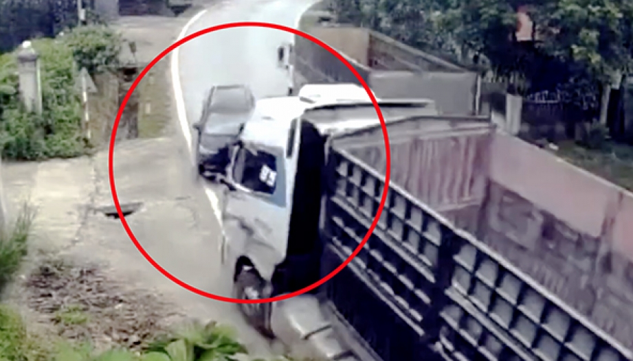  Clip TNGT: Không giữ khoảng cách an toàn, tài xế đầu kéo đến bỏ nghề khi đâm xe du lịch