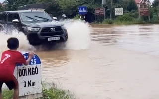 Clip: Phóng ầm ầm qua vũng nước không phải là kỹ năng của người biết lái xe đâu anh Hilux ạ